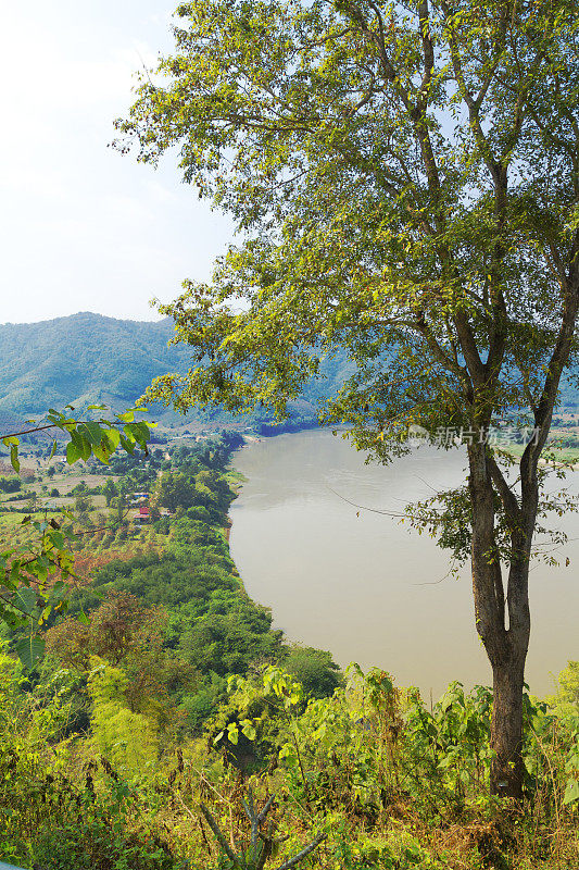 从YAI PHU KHOK NGIU的平台上看到的黄河山谷